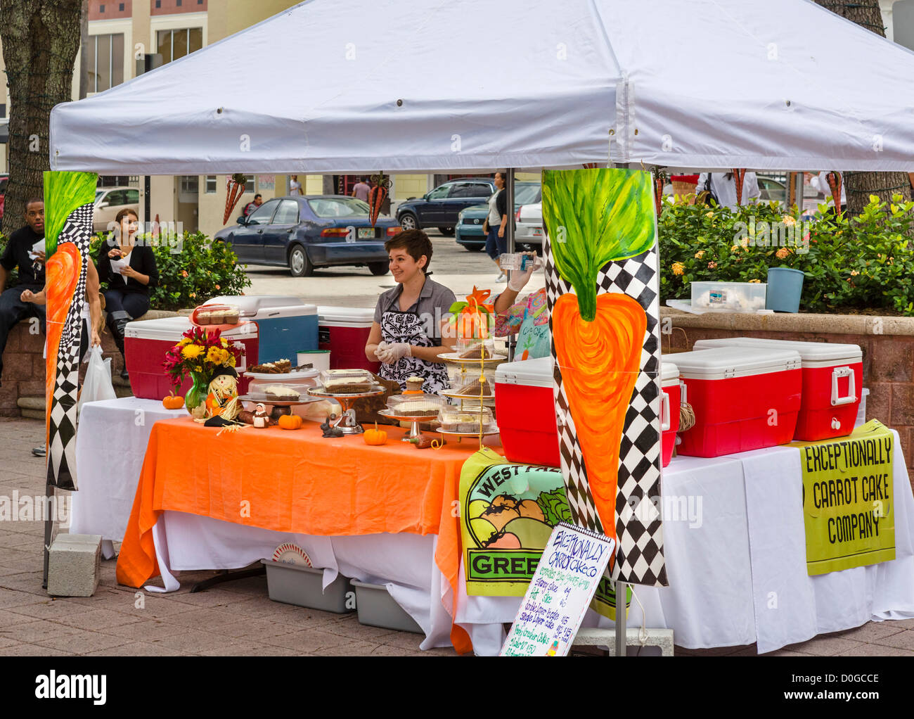 Stall Verkauf Karottenkuchen am Samstagmorgen Greenmarket am Ende des Clematis Street, West Palm Beach, Florida, USA Stockfoto