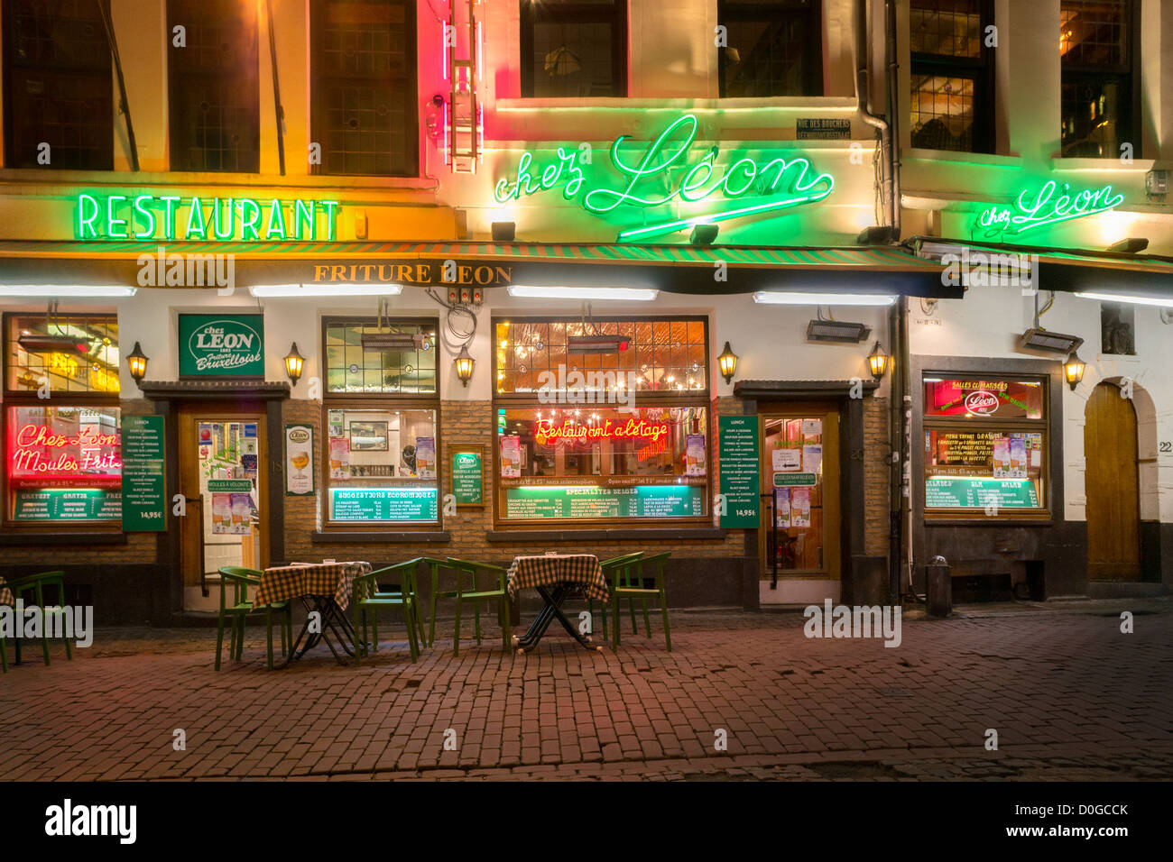 Berühmte belgische Muscheln mit Pommes frites Restaurant Chez Léon, Leon, Rue des Bouchers Brüssel. Traditionelle Friture und Moules Frites. Stockfoto