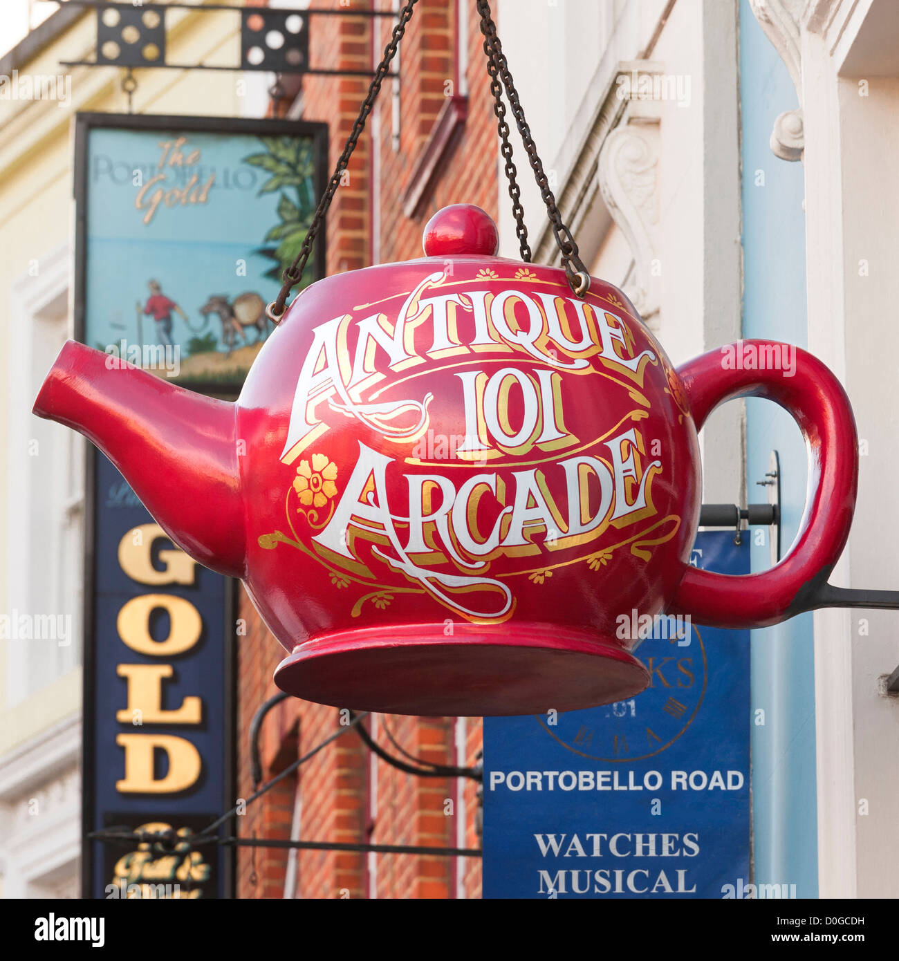 Portobello Road, London Notting Hill. Große rote Teekanne Ladenschild für Antiquitäten Mall der antiken 101 Arcade auf Portobello Road. Stockfoto
