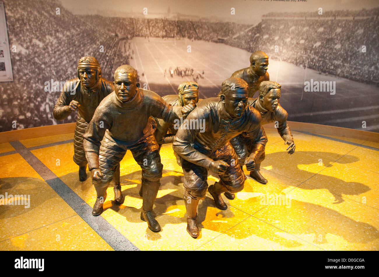 USA, Indiana, Indianapolis, Hall of Champions, National Collegiate Athletic Association Museum Fußball fliegende Keil-formation Stockfoto