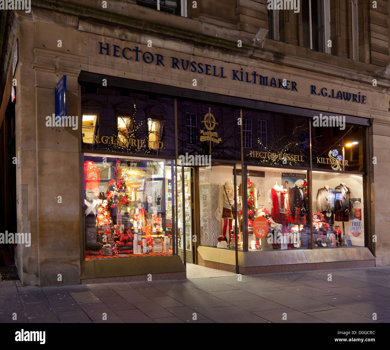 Fassade, Eingangstür und Fensteranzeige von Hector Russell Kiltmaker, Geschenke, Tartan traditionelle schottische Kleidung, UK Stockfoto
