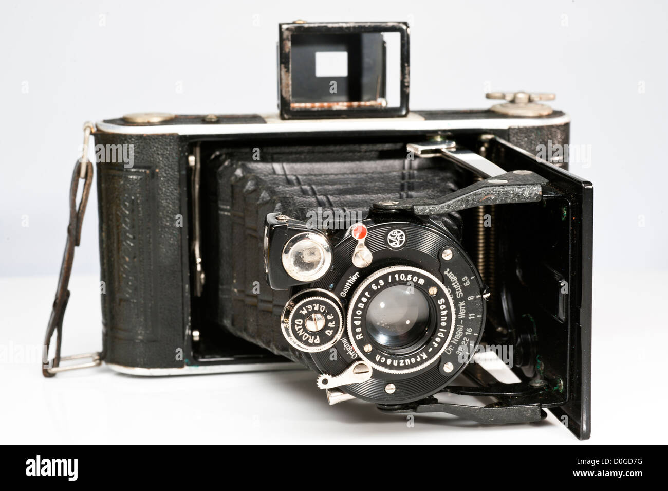 Vintage deutsche Nagel Vollenda 620 6 x 9 Kamera mit einem Objektiv Falten gekennzeichnet Radionar Schnieder - Kreuznach. Eine seltene und Sammlerstück. Stockfoto