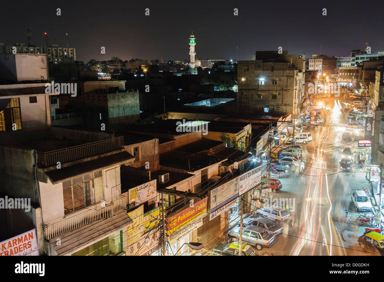 Nacht-Overhead von zentralen Rawalpindi Straße mit Verkehr Bewegung Trails und Minarett. Pakistan Stockfoto