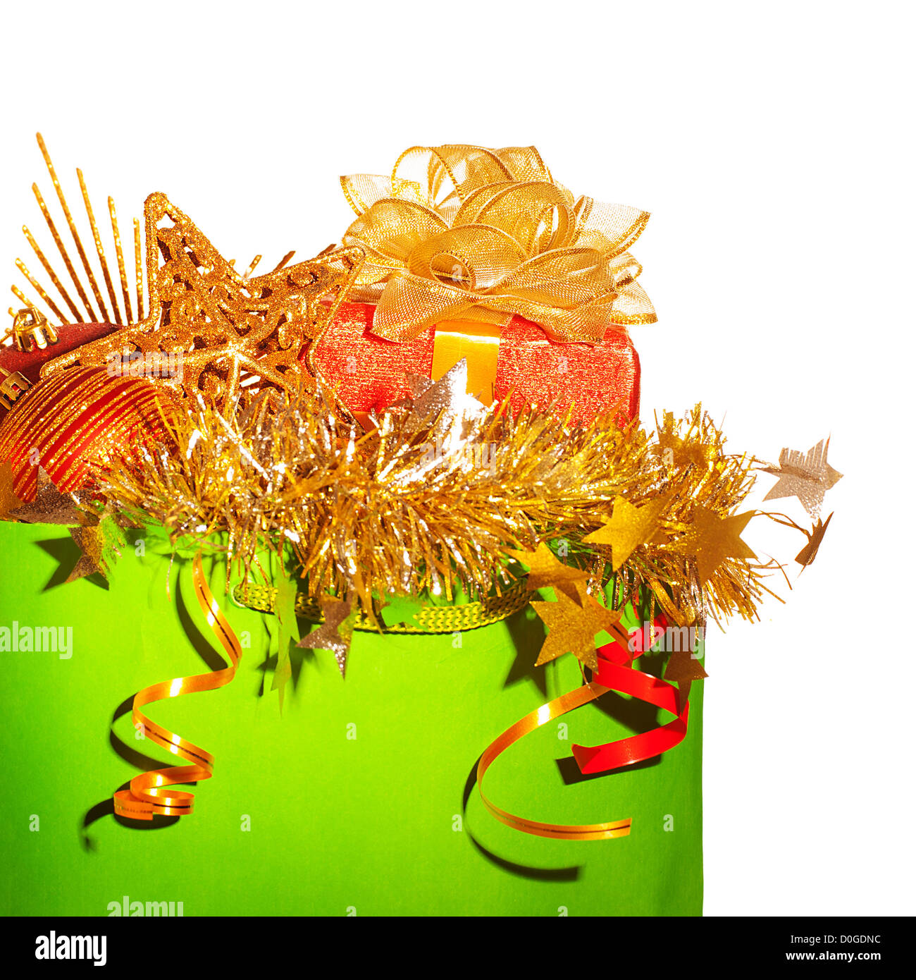 Bild der festliche Weihnachtszeit Dekoration, grüne Einkaufstasche voll von schönen bunten Weihnachtsbaum Spielzeug isoliert Stockfoto