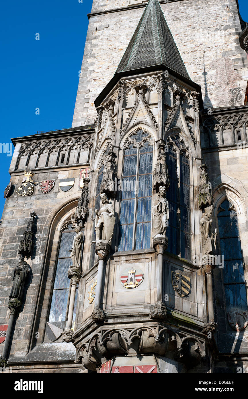 Prag - altes Rathaus, Nahaufnahme von der Bucht, gotische Architektur mit bunten Fenstern Stockfoto