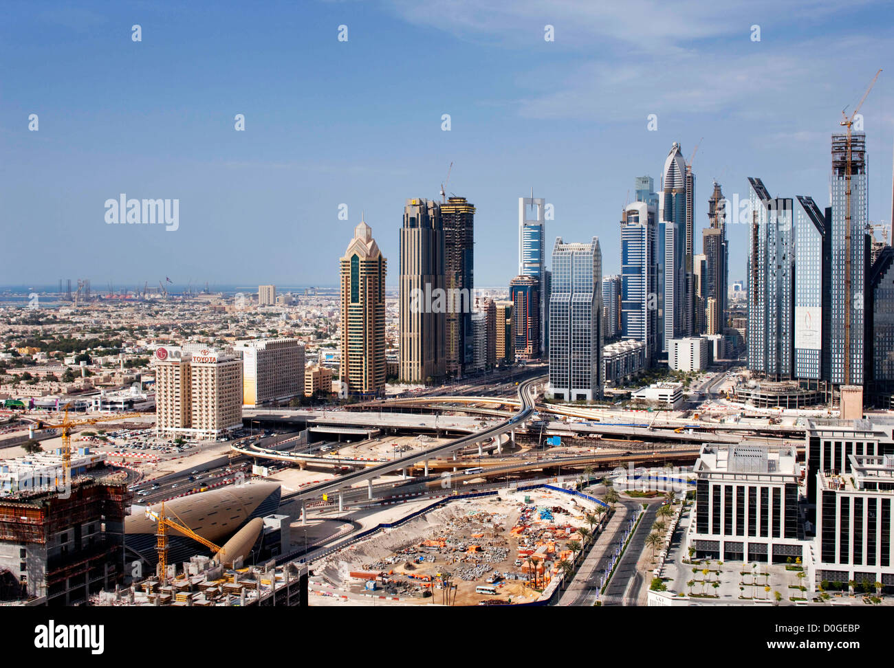 Dubai bekannt geworden als die Spielwiese für Architekten und Skyline-Blick bestätigen wird. Aufnahme Mai 2010 Stockfoto
