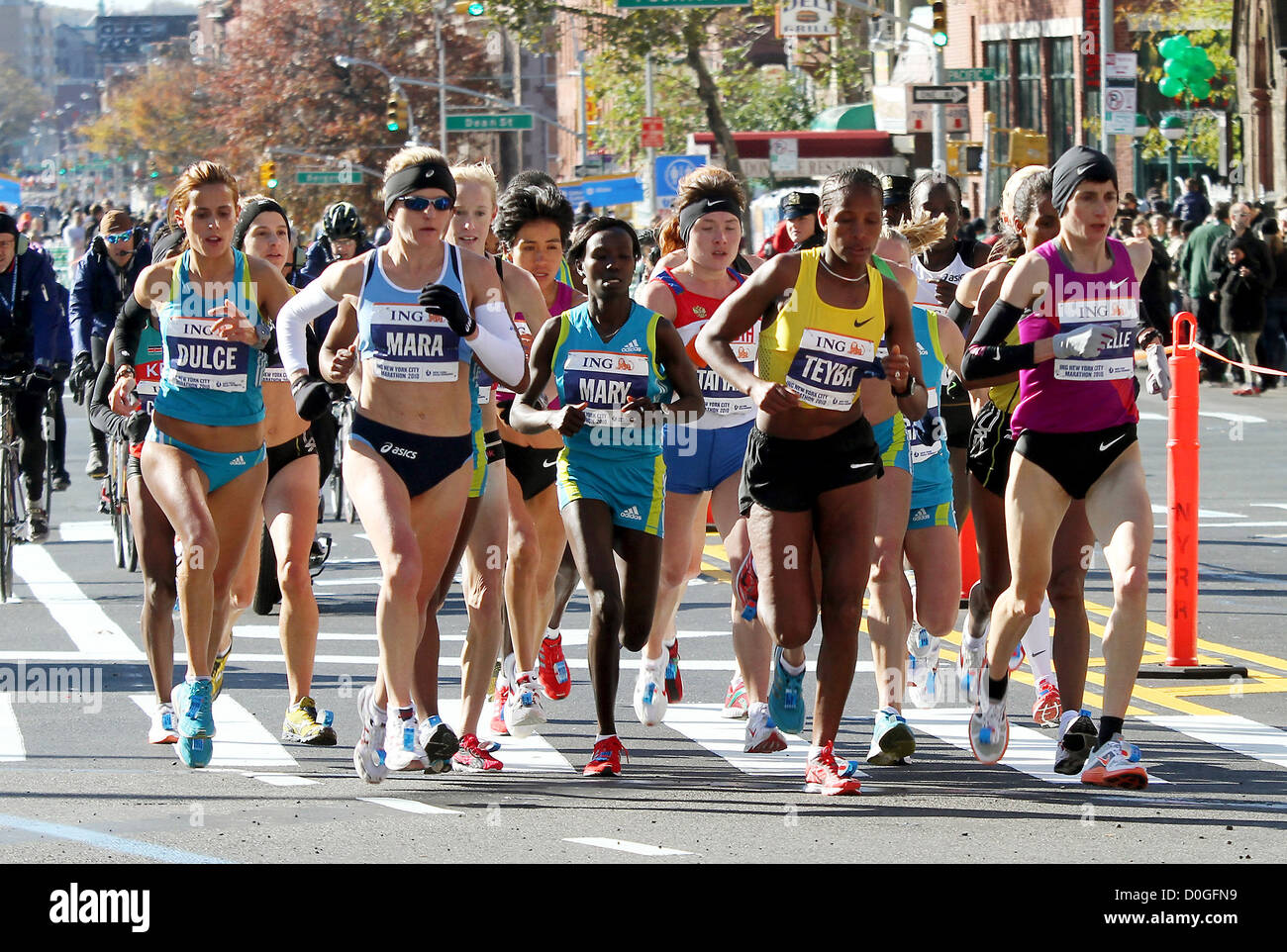 Frauen führen Läufer auf der 4th Avenue und Flatbush Avenue, Brooklyn konkurrieren in der 41. New York City Marathon New York City, USA Stockfoto