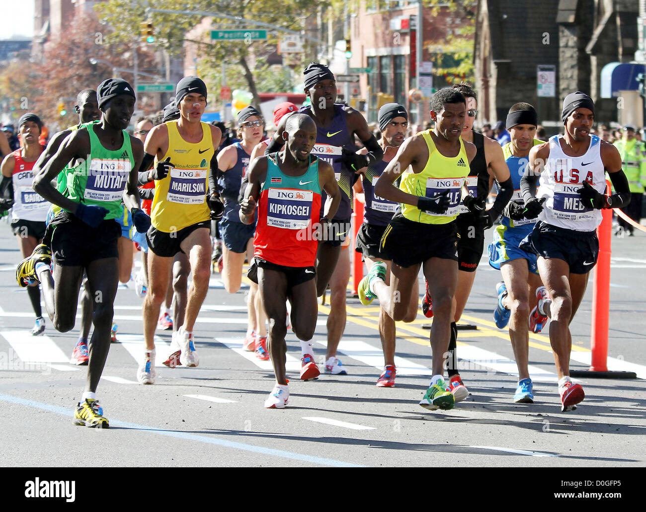 Herren Lead Läufer auf th Avenue und Flatbush Avenue Brooklyn konkurrieren in St. New York City Marathon. New York City USA Stockfoto