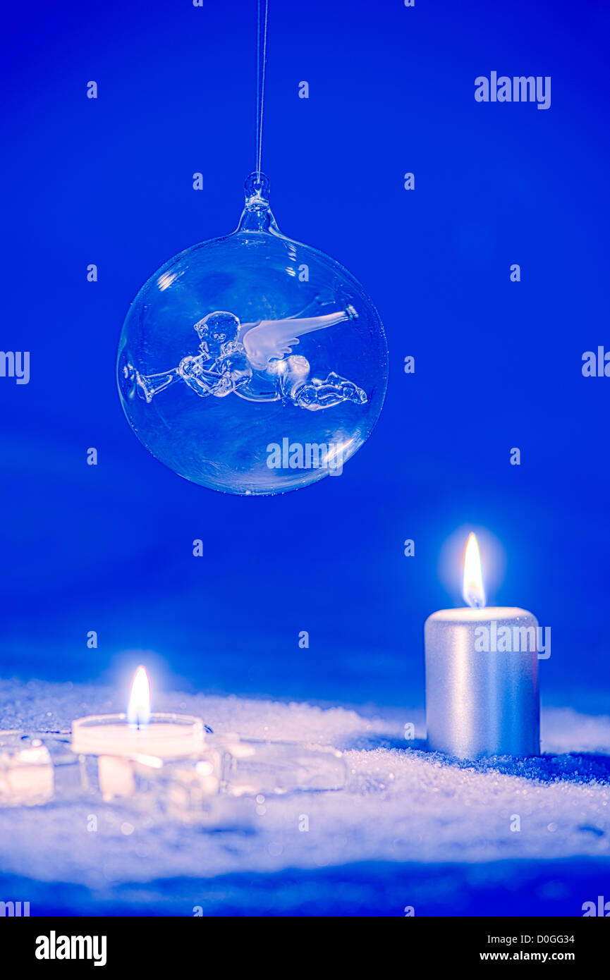 Bläuliche Weihnachtsschmuck. Engel-Ornament im Kerzenlicht. Stockfoto