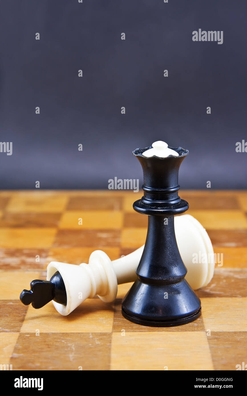 Schwarze Dame gewinnt den weißen König Stockfoto