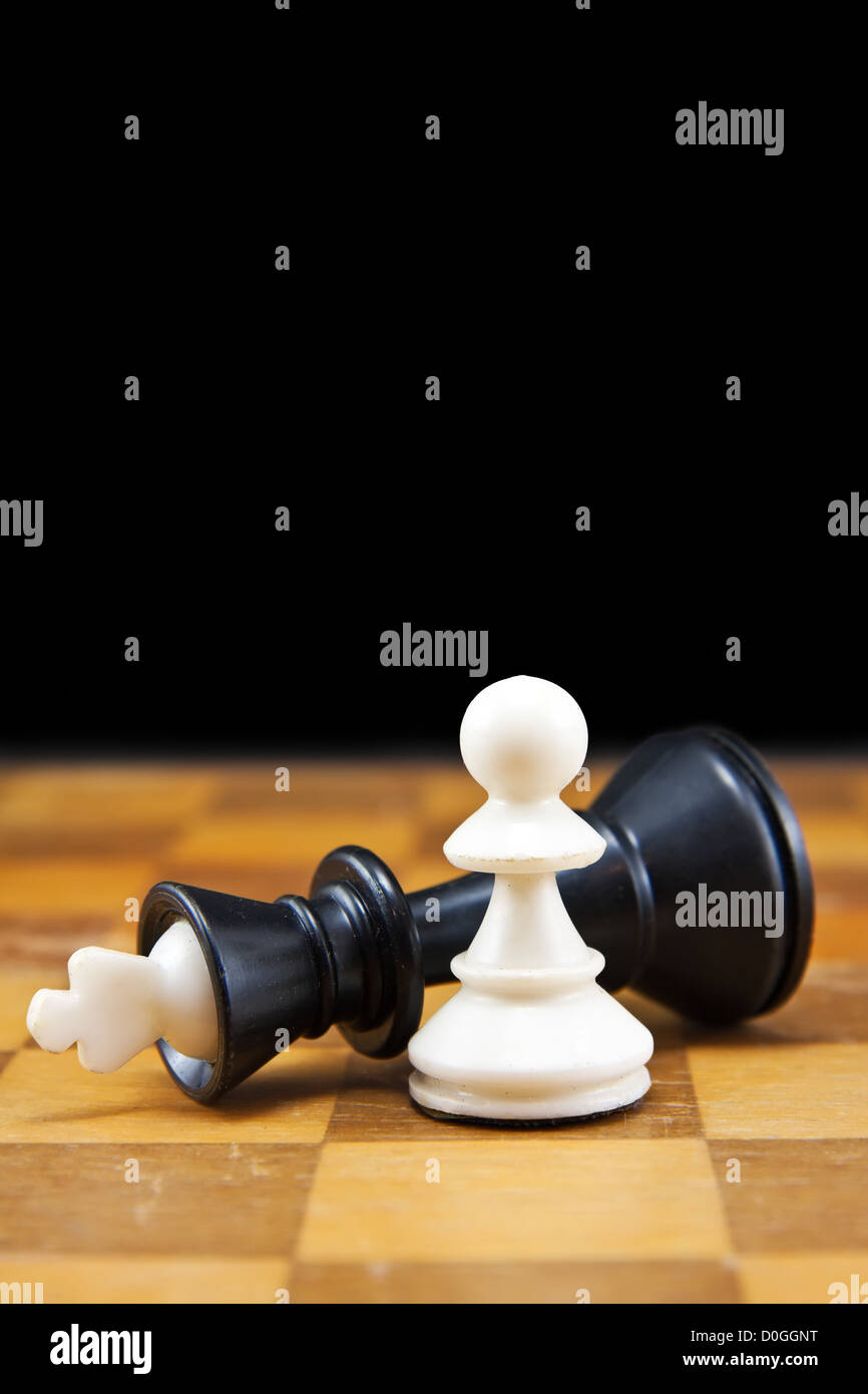 Weiße Bauer gewinnt den schwarzen König Stockfoto