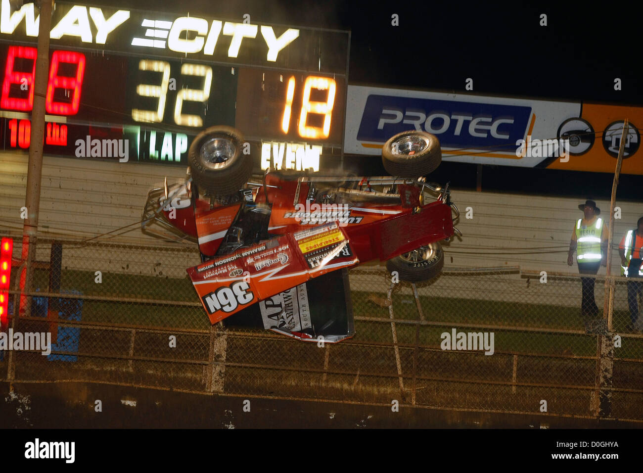 LUMBALPUNKTION Sprintcar Fahrer Eddie Lumbar stürzte die 25. Australian Sprintcar Masters in Adelaide. (Samstag 6 Nov. Stockfoto