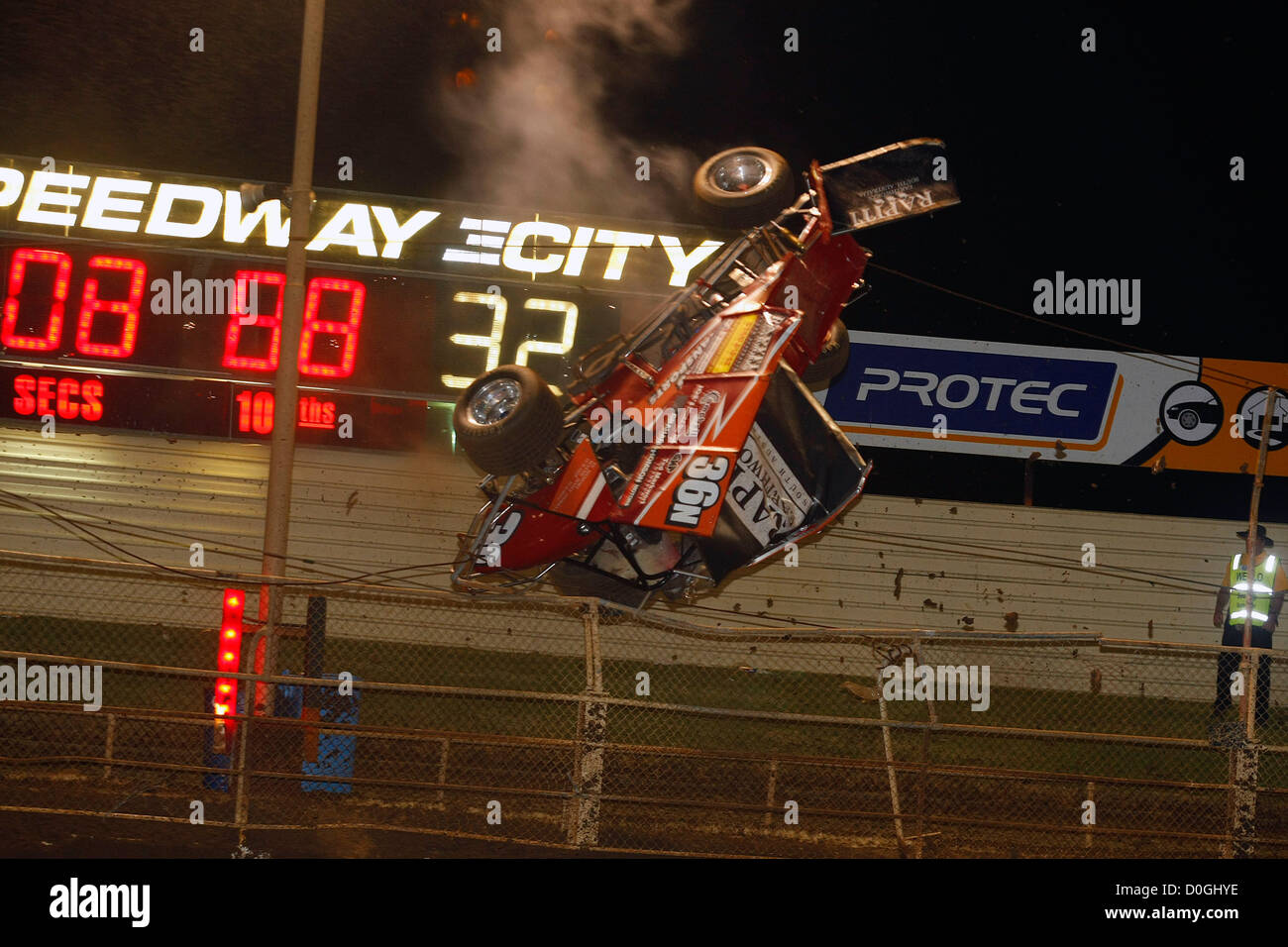 LUMBALPUNKTION Sprintcar Fahrer Eddie Lumbar stürzte die 25. Australian Sprintcar Masters in Adelaide. (Samstag 6 Nov. Stockfoto