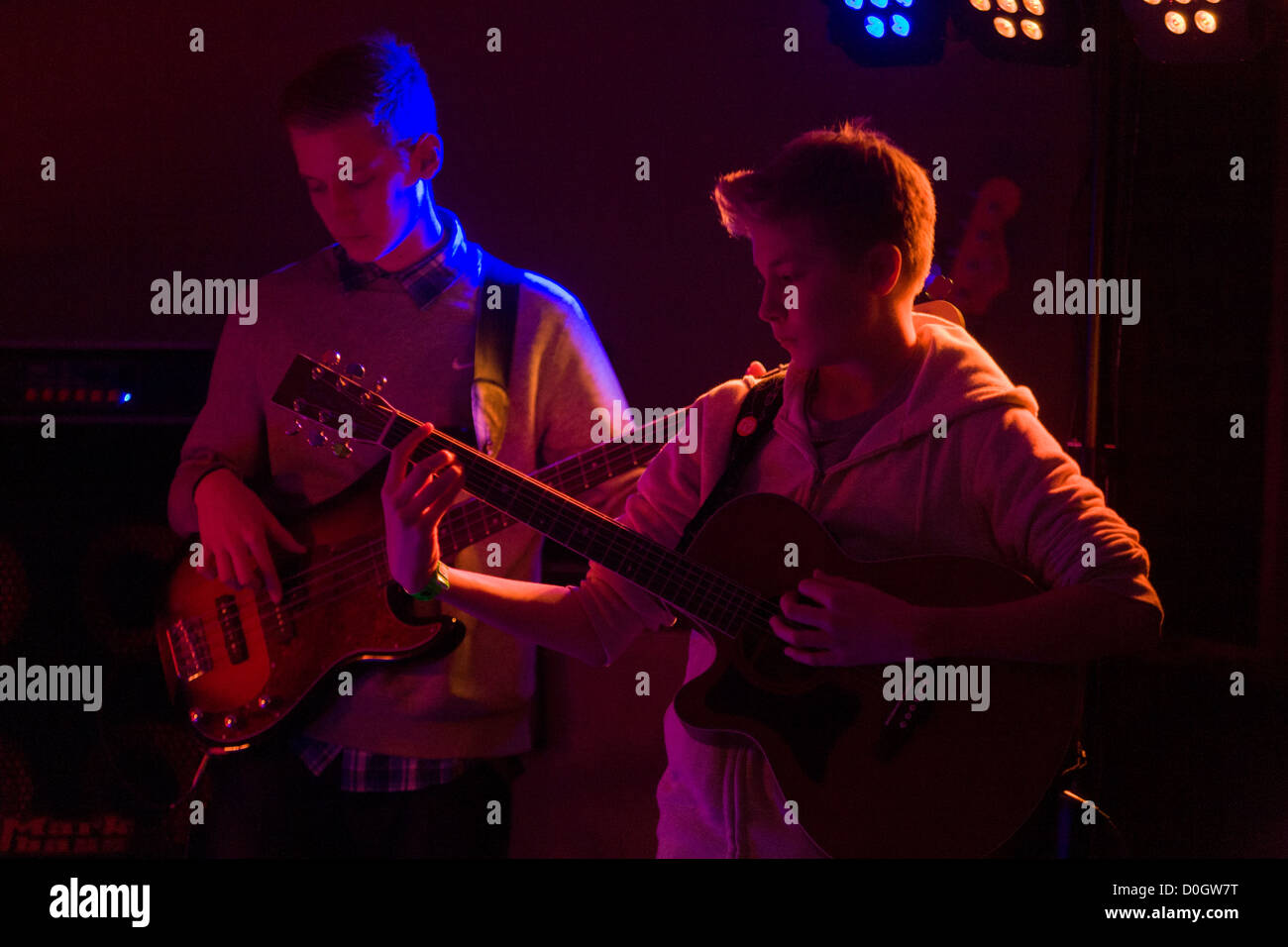 Schuljungen führt Rock'n'Roll Song in einer Teenager-Band in einer Londoner Pub nach Süden. Stockfoto