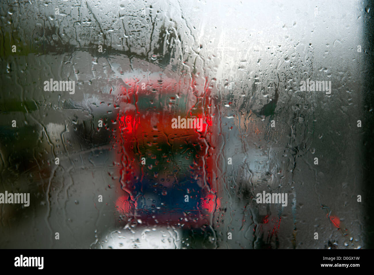 Blick aus einem Bus, Cambridge, England, UK. November 2012 Blick durch eine Busfenster mit Kondenswasser bedeckt. Stockfoto