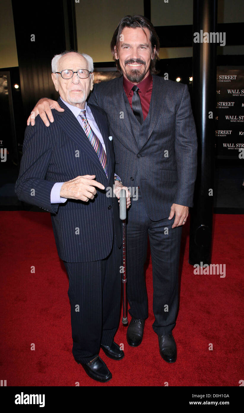 Eli Wallach und Josh Brolin NewYork-Premiere von "Wall Street: Money Never Sleeps Ziegfeld Theatre, New York eingetroffen Stockfoto