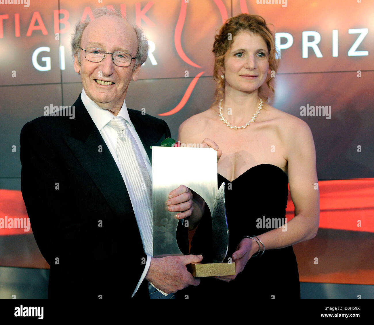 Jack Rabinovitch und Johanna Skibsrud Sieger von 2010 Scotiabank Giller Prize Award statt im The Four Seasons Hotel. Toronto, Stockfoto