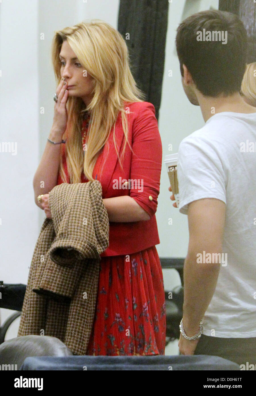 Mischa Barton mit Haarverlängerungen hinein, in einem Salon in West Hollywood Los Angeles, Kalifornien, USA - 09.11.10 Stockfoto