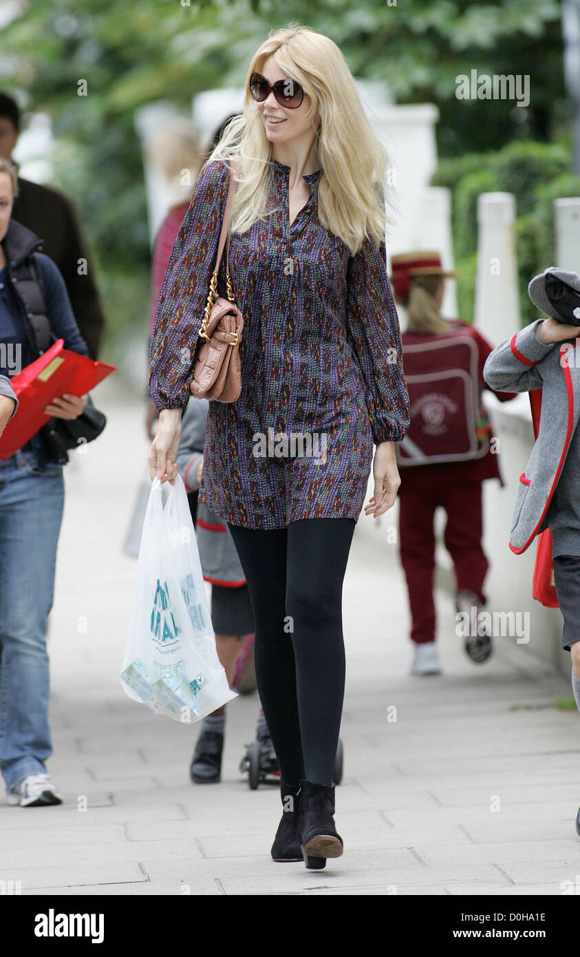 Claudia Schiffer zu Fuß ihren Sohn zur Schule London, England - 16.09.10 Stockfoto