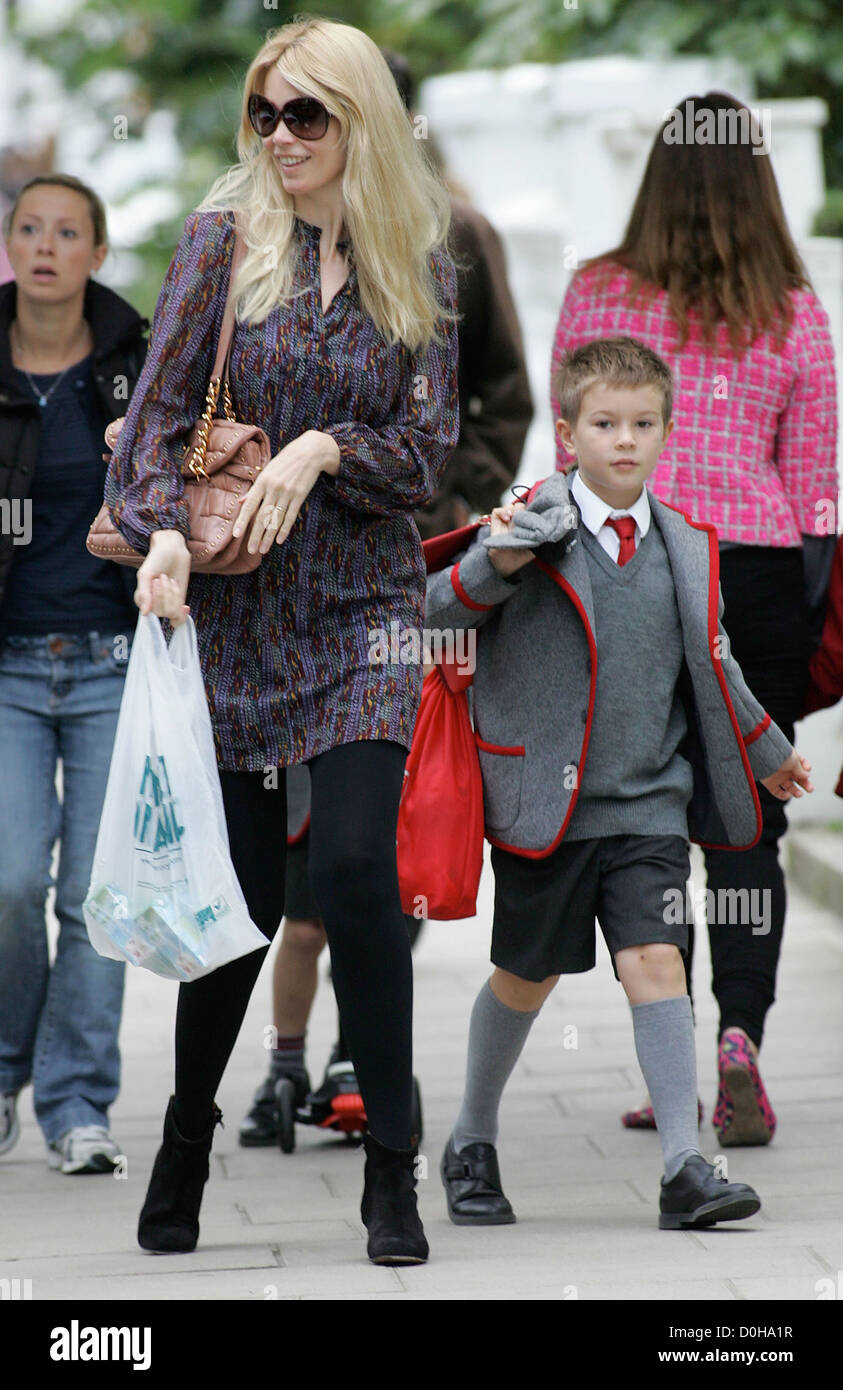 Claudia Schiffer zu Fuß ihr Sohn Caspar School London, England - 16.09.10 Stockfoto