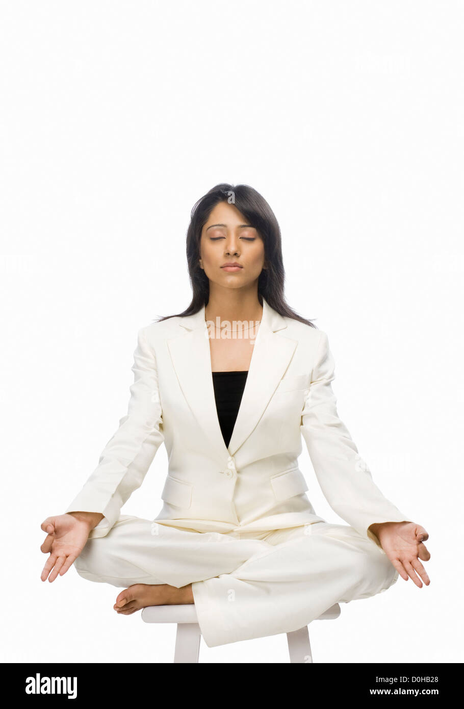 Geschäftsfrau, meditieren auf einem Hocker Stockfoto
