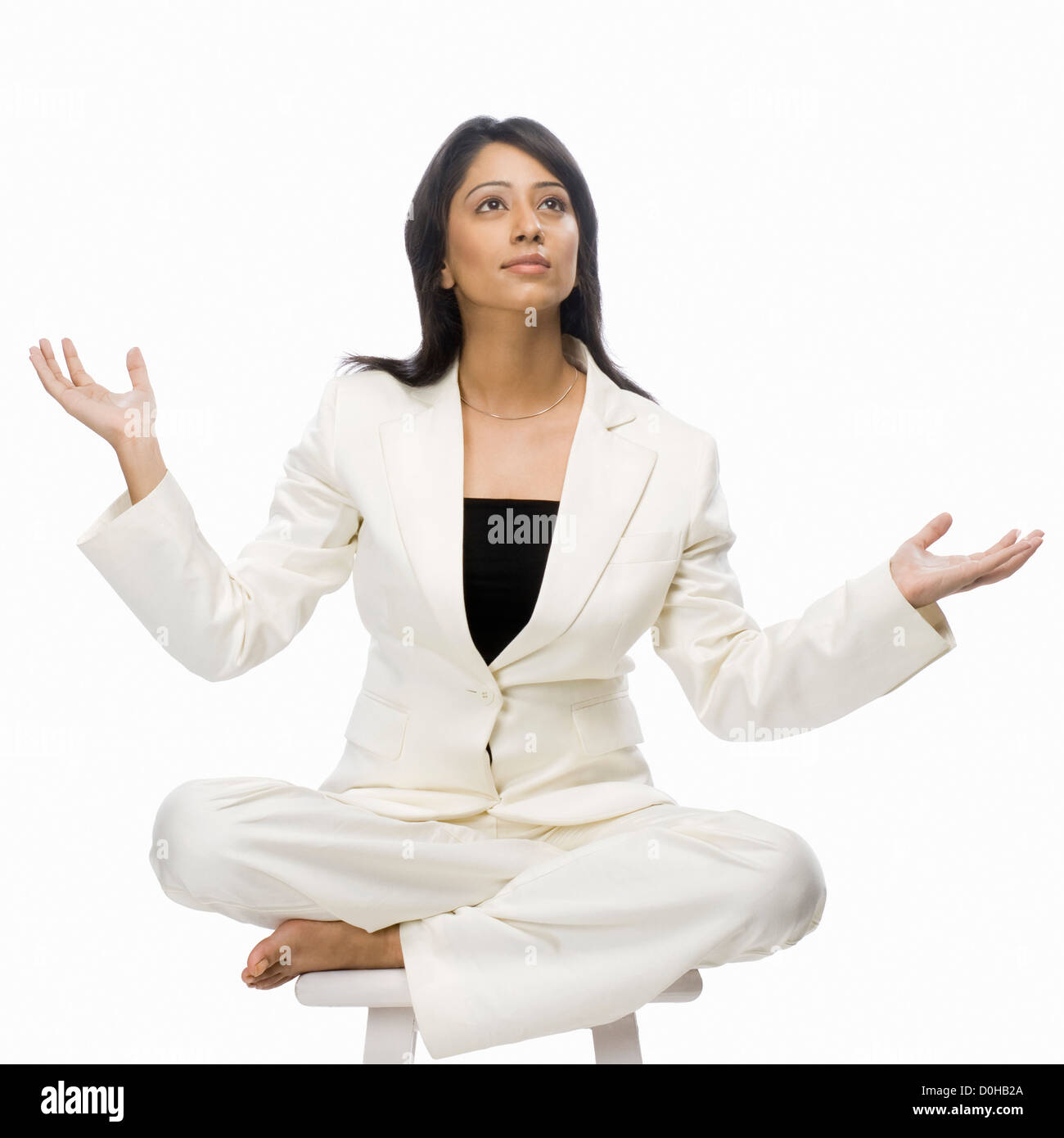 Geschäftsfrau, meditieren auf einem Hocker Stockfoto