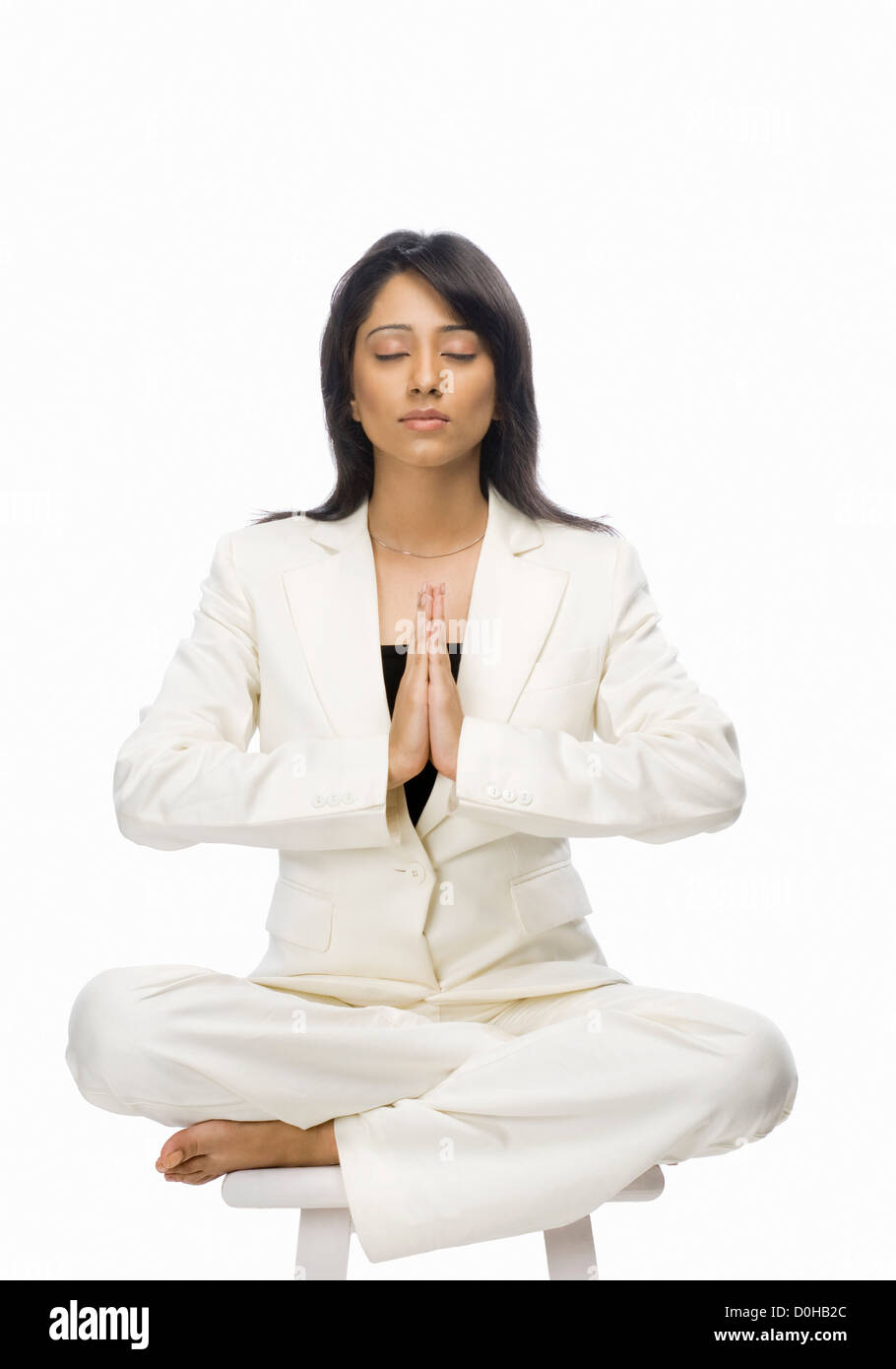 Geschäftsfrau, meditieren auf einem Hocker Stockfoto