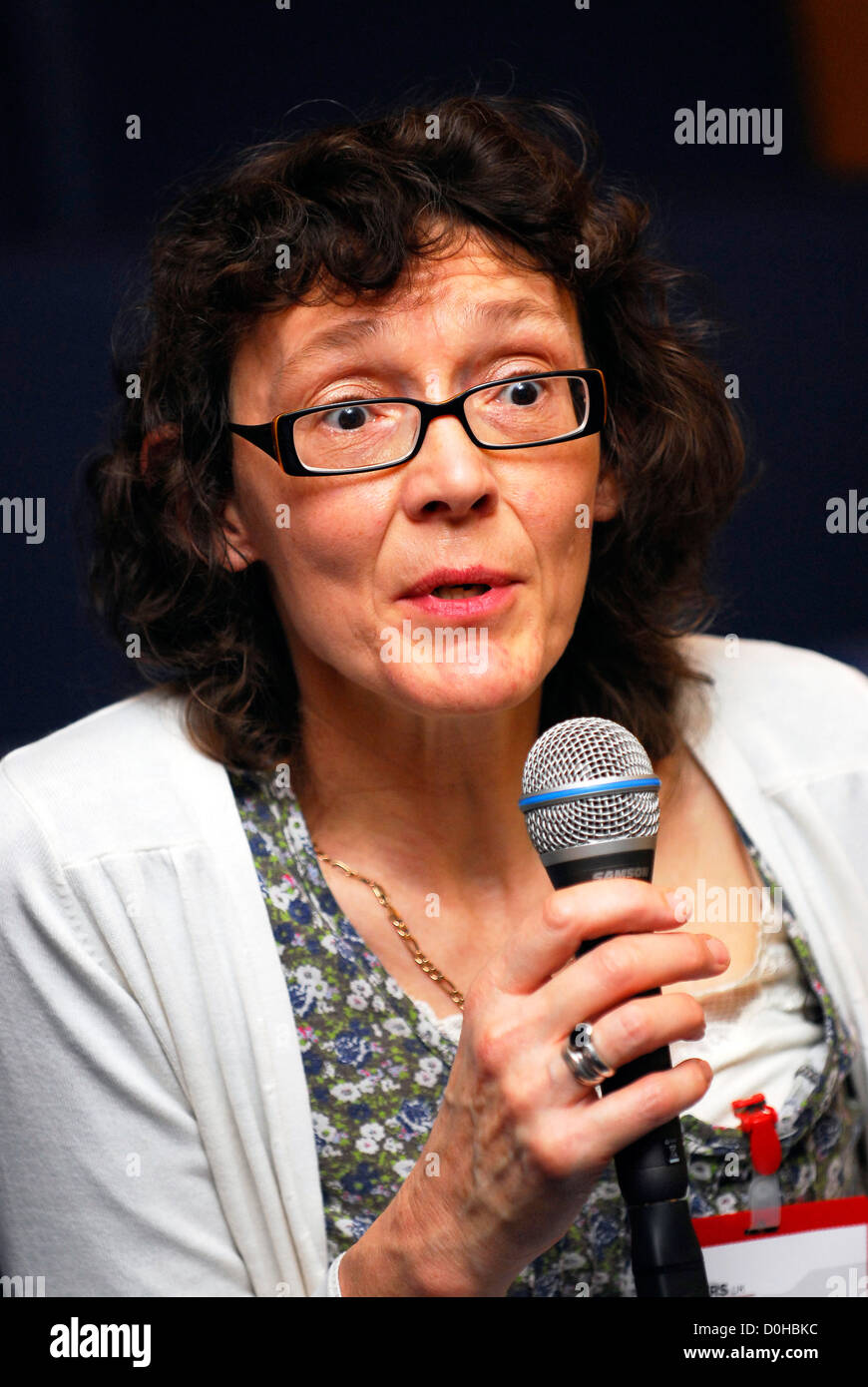 Feamle Delegierter bei einem Betreuer Konferenz und ihre Ansichten bei der Frage & Antwort Sitzung, London, UK. Stockfoto