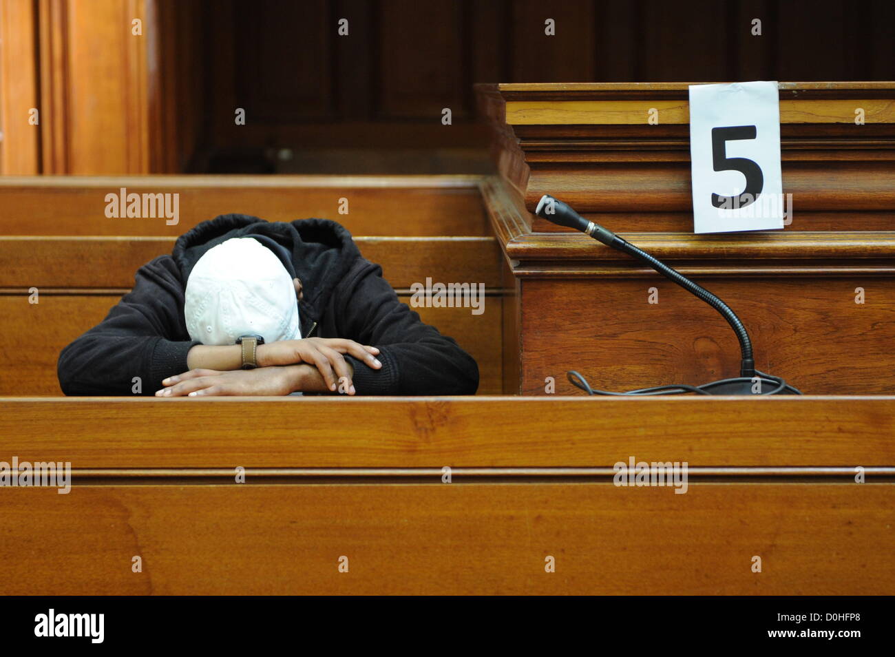 CAPE TOWN, SOUTH AFRICA: Xolile Mngeni in Kapstadt High Court am 26. November 2012 in Kapstadt, Südafrika. Mngeni war Raub mit erschwerenden Umständen, vorsätzlichen Mordes und illegalen Besitzes einer Schusswaffe und Munition, nach seiner Beschäftigung mit der Ermordung von Anni Dewani, angeblich von ihrem britischen Ehemann Shrien Dewani geplottet schuldig. (Foto von Gallo Images / Foto24 / Michael Hammond) Stockfoto