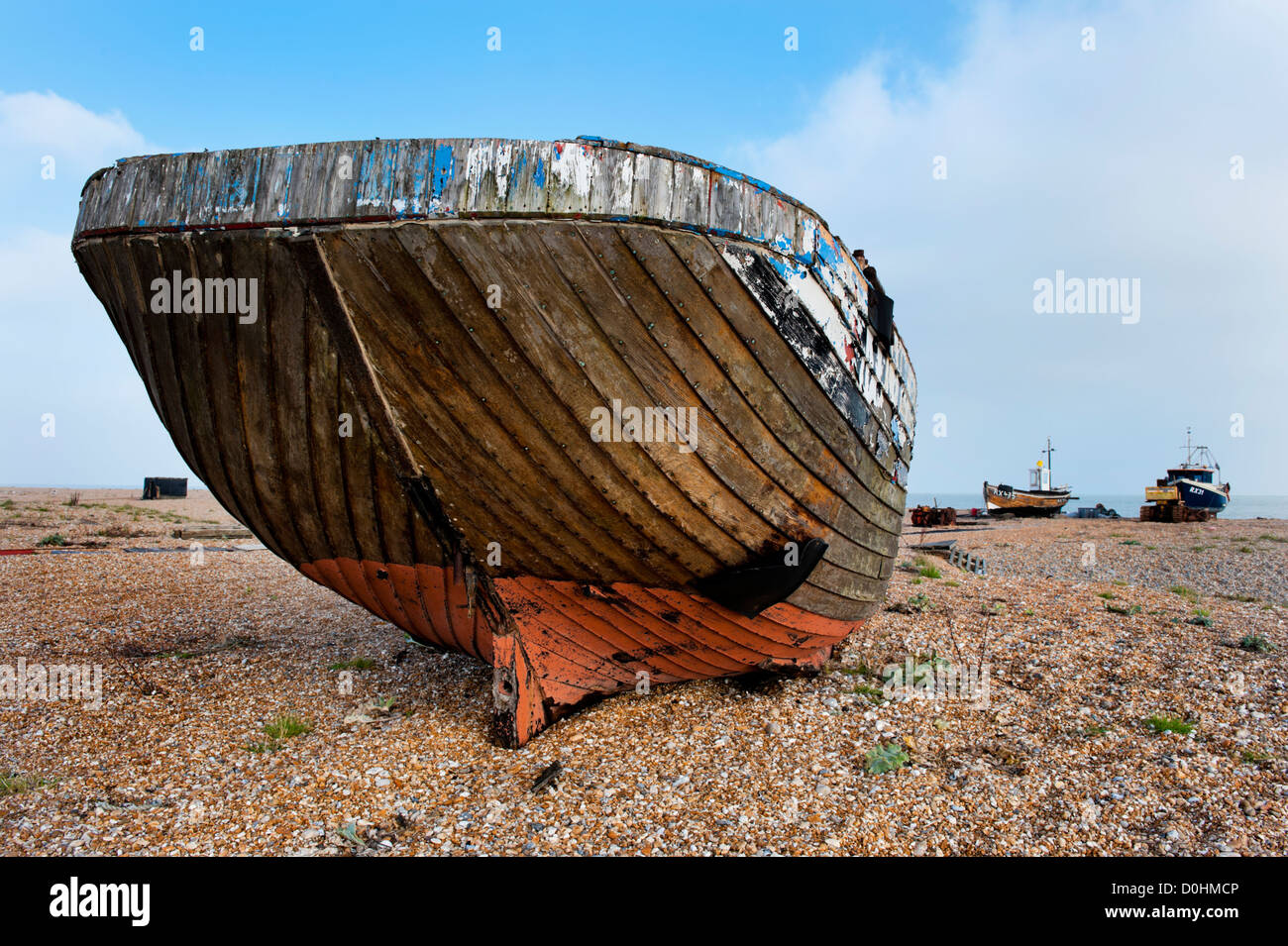 Altes Fischerboot und Maschinen am Kiesstrand an Dungeness, Sussex. Stockfoto