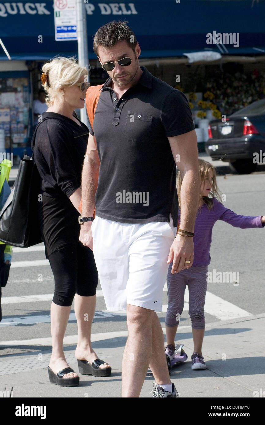 Hugh Jackman und Deborra-Lee Furness zu Fuß nach Hause mit ihrer Tochter Ava nach der Erhebung ihr von Schule New York City, USA - Stockfoto