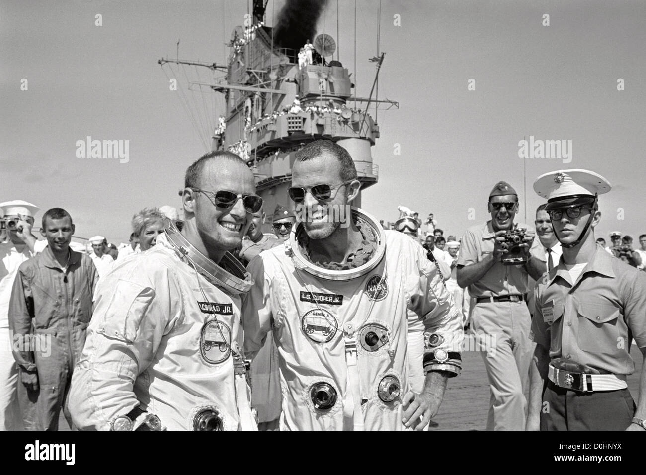 Astronauten L. Gordon Cooper Jr. (rechts) und Charles Conrad Jr. Fuß über das Deck des Flugzeugträgers USS Lake Erholung Stockfoto