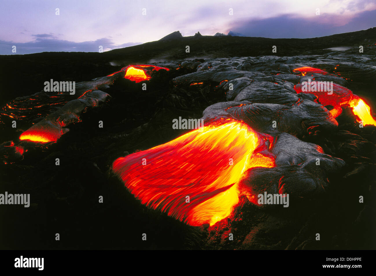 Pahoehoe-Lava Flow mit Mauna O'o Vent in der Ferne Stockfoto