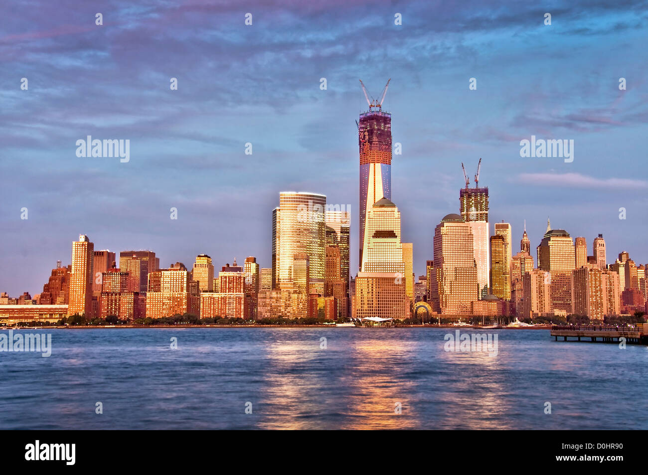 Skyline von Downtown Manhattan mit Freedom Tower bei Sonnenuntergang, Blick vom Jersey City - New York City, USA Stockfoto