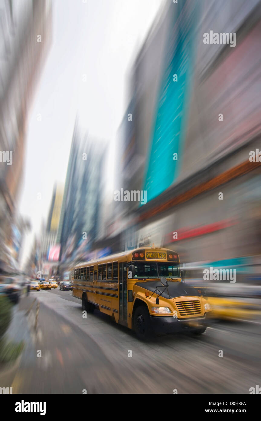 Schulbus und gelben Taxis in Manhattan - New York City, USA Stockfoto