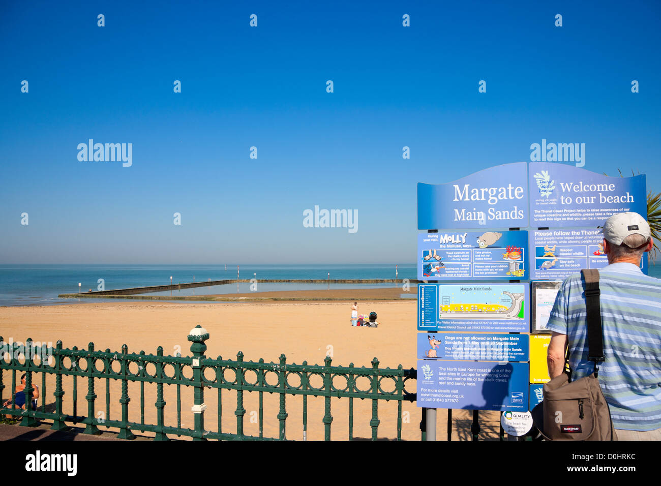 Ein Blick hinter dem willkommen Board an den Strand in Margate wichtigsten Sands an einem sonnigen Tag. Stockfoto
