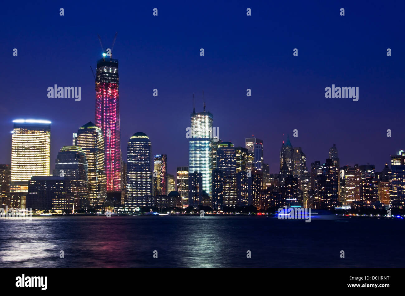 Skyline von Downtown Manhattan mit Freedom Tower bei Nacht, Blick vom Jersey City - New York City, USA Stockfoto
