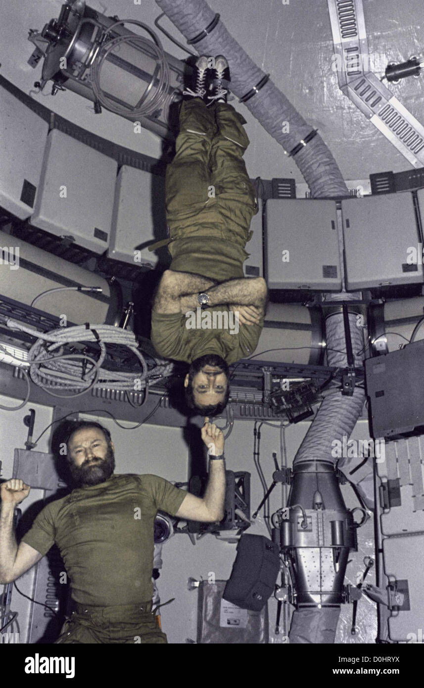 Astronaut Gerald P. Carr, Kommandant der Mission Skylab 4 zeigt Krafttraining in der Schwerelosigkeit als er scherzhaft Mutproben Stockfoto