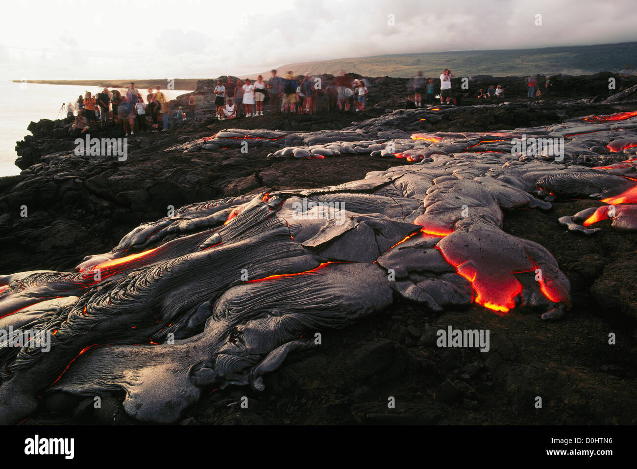 Eine Menge von Touristen Lava zu sehen, wie es auf den Pazifischen Ozean sickert Stockfoto