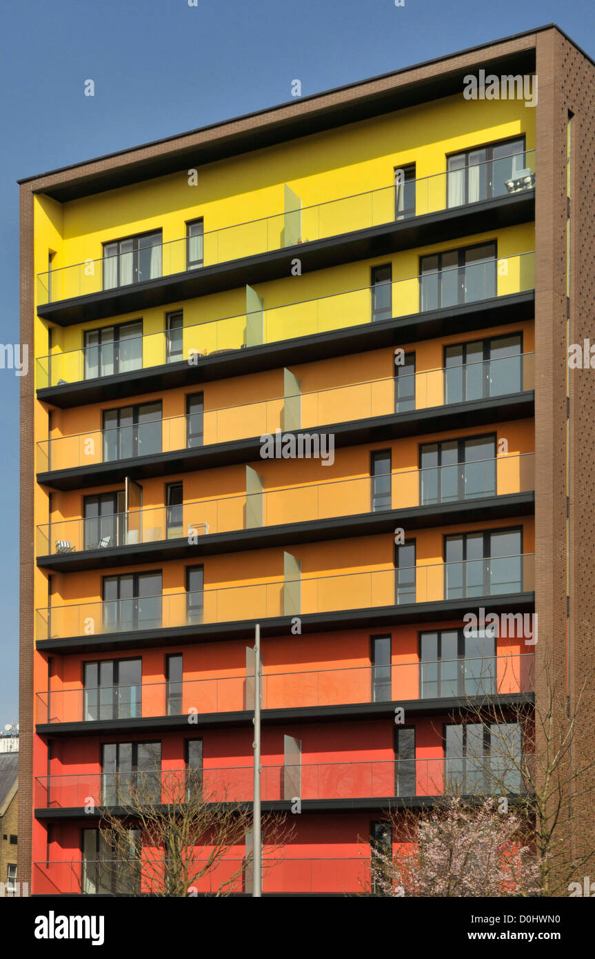 Bunte Balkone am Ende von einem modernen Wohnblock Stockfoto