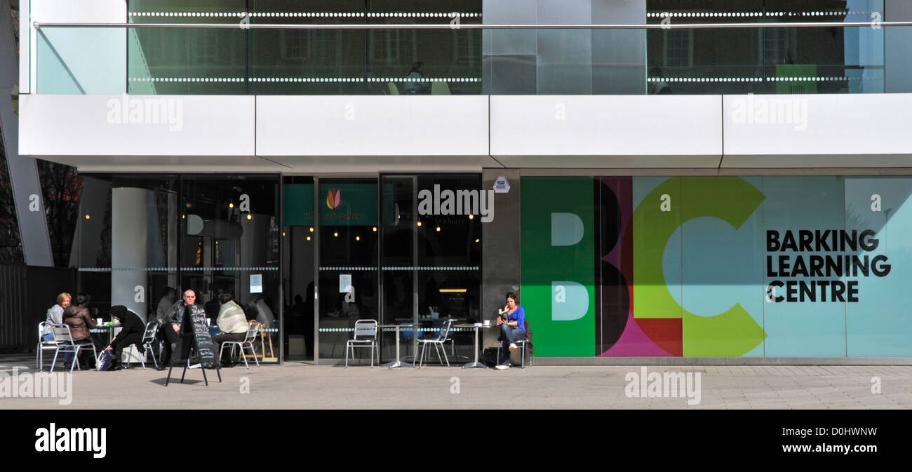 Barking Learning Centre und Bibliothek mit Tischen im freien & Stühle aus dem Café im Stockfoto