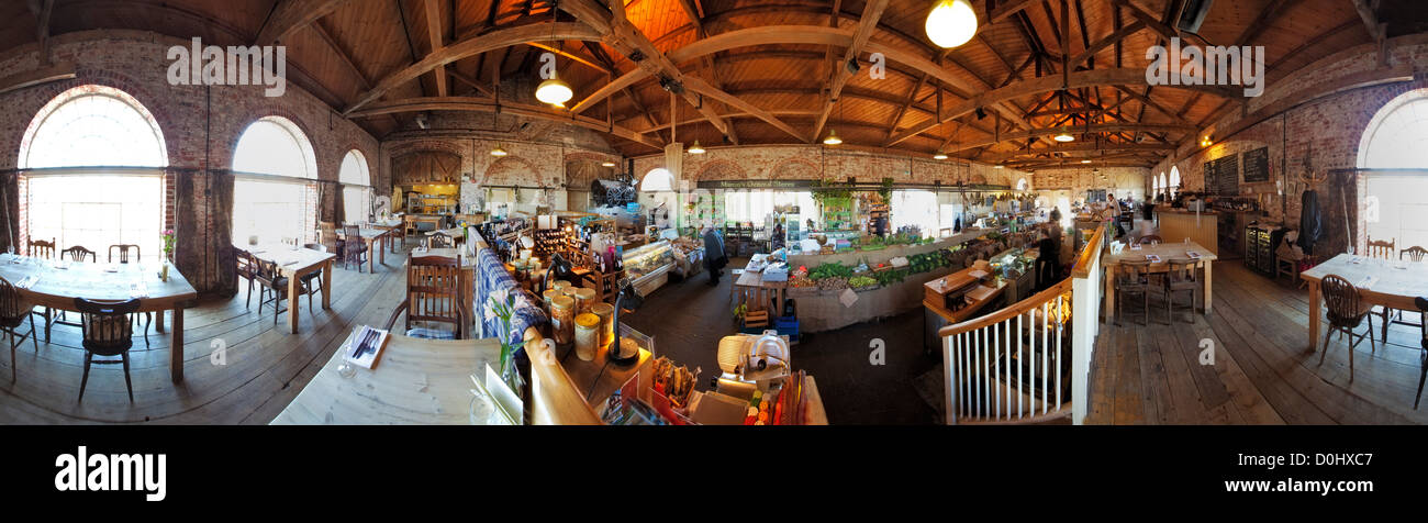 Einen Panoramablick über das Innere der Lagerschuppen frisches Obst und Gemüse Markthalle in Canterbury. Stockfoto