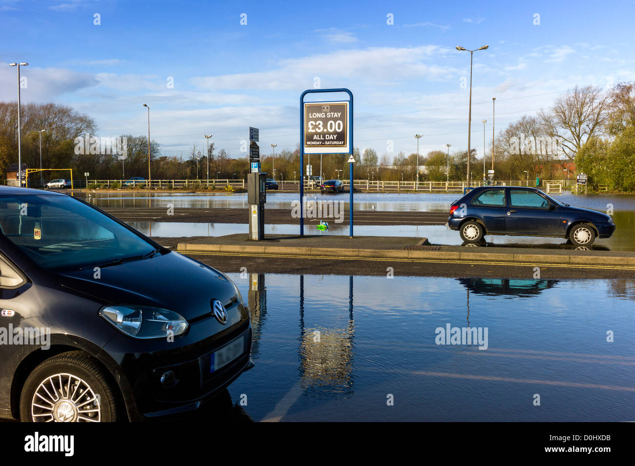 Nach Tagen des Niederschlags Auto ist der Park geschlossen, Szenen von Überschwemmungen, Treibgut, verlassenen Autos warten auf ihre Besitzer Stockfoto