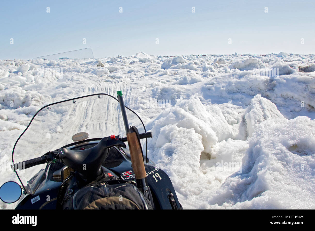 Schneemobil und Schrotflinte auf dem arktischen Eis, Barrow, Alaska Stockfoto