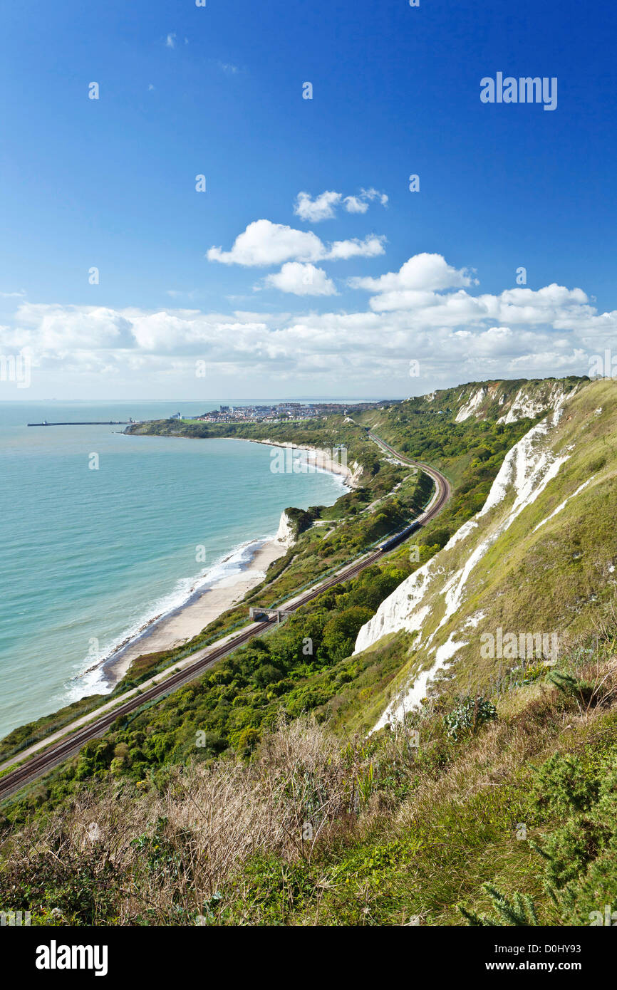 Ein Blick von der White Cliffs of Dover, Folkestone und den englischen Kanal. Stockfoto