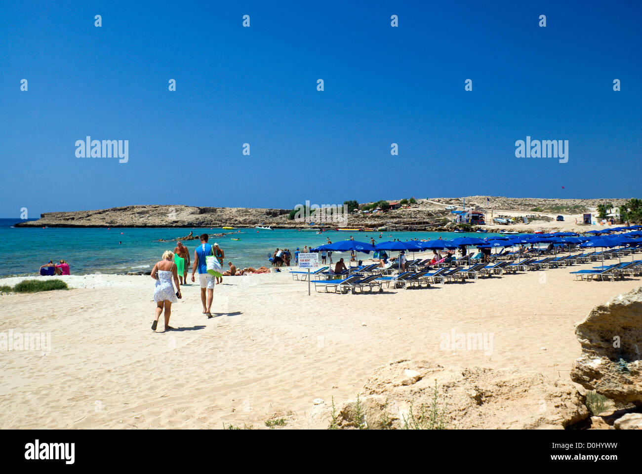 Liegestühle und Sonnenschirme am Strand Ayia Napa Zypern Stockfoto