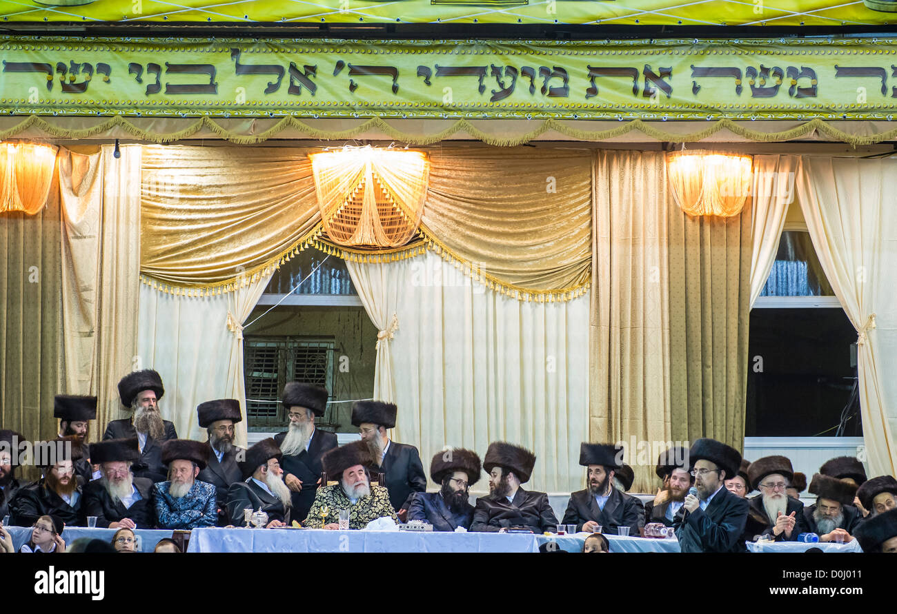 Orthodoxe Juden von der Hasidic Dynastie Vizhnitz feiert Simchat Beit Hashoeivah in Bnei Brak Israel Stockfoto