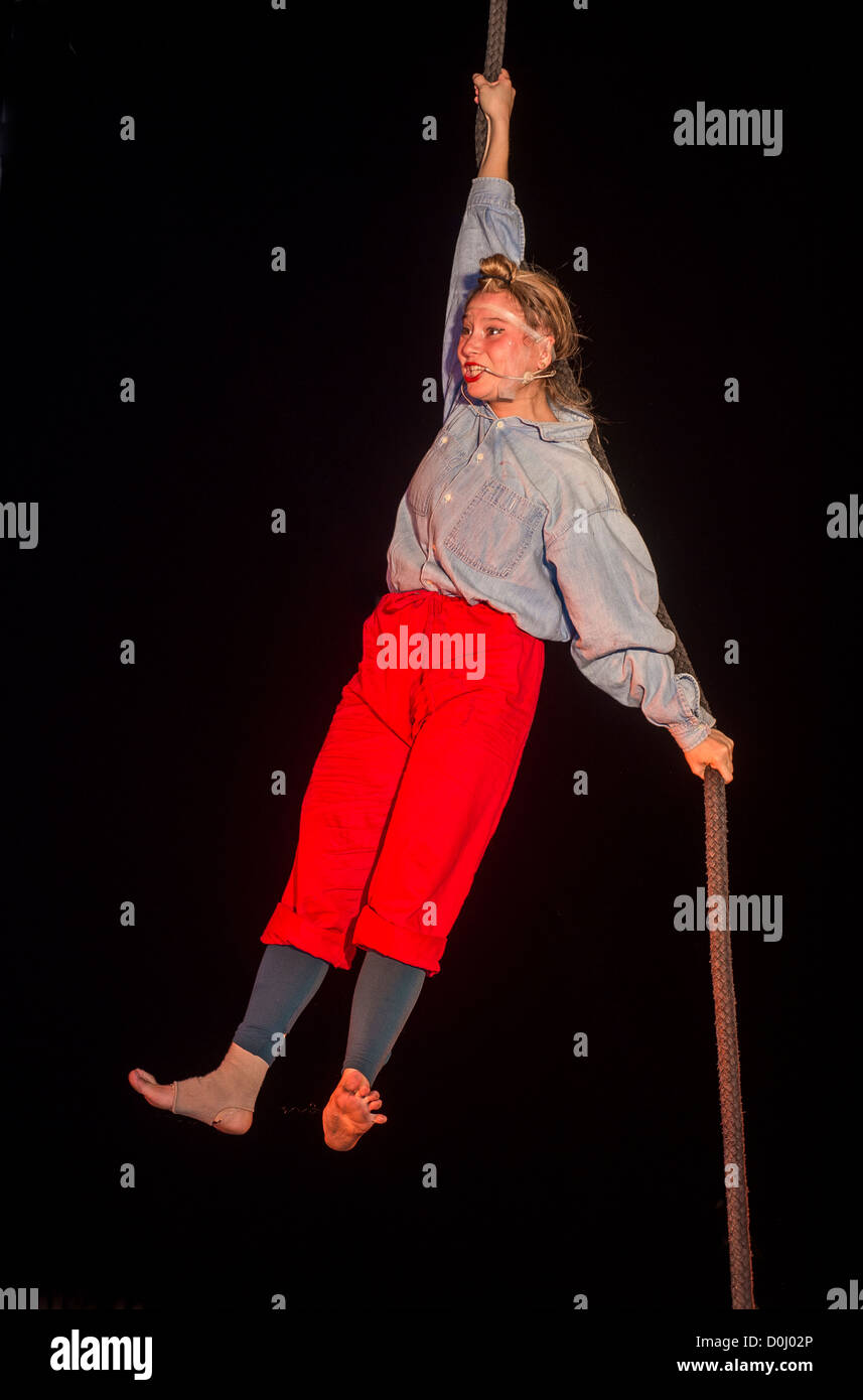 Eine unbekannte Schauspielerin führen in das jährliche Bat-Yam-Festival der Straßentheater statt in der Stadt in der Nähe von Tel-Aviv Bat-Yam Stockfoto