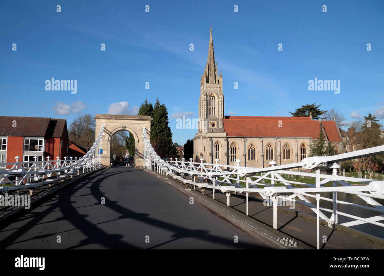 Marlow Bridge und All Saints Parish Church in Marlow, Buckinghamshire, Großbritannien. Stockfoto