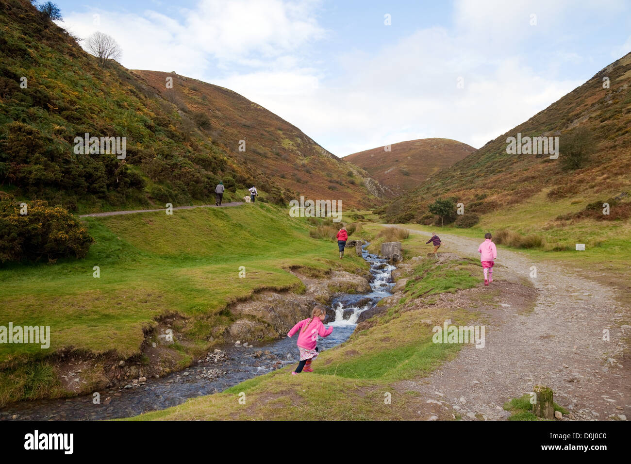 Menschen gehen mit Kindern in Mill Valley, Kardieren Long Mynd, Kirche Stretton, Shropshire Hügel, UK Stockfoto